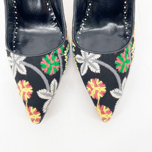 Manolo Blahnik BB 90 Black Floral Embroidered Fabric Pointed Toe Pumps IT 38 - Picture 7 of 11